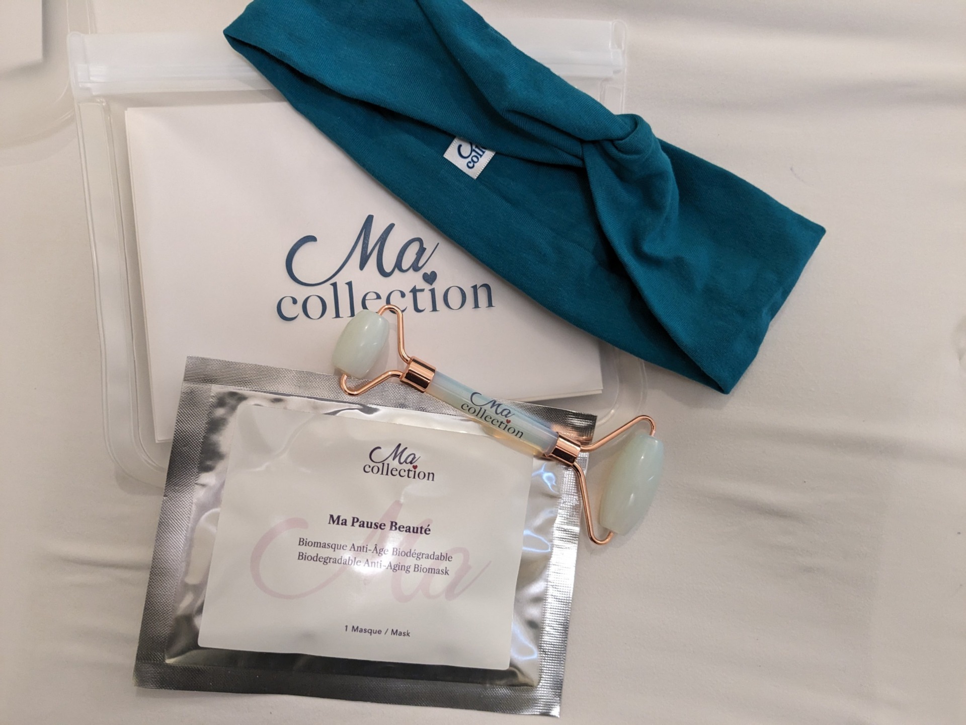 Trio Ma Pause Beauté Biomasque anti-âge, bandeau, Rouleau d'Opale Ma divine Collection et Ma Pochette – Image 2