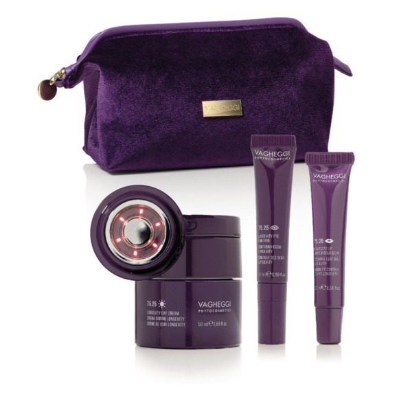 Vagheggi Coffret de Noël édition limitée 75-25
L’INCONTOURNABLE DU MOMENT!

Crème de Jour Longevity • 50 ml + Dispositif Amplificateur d’Efficacité
Contour des Yeux Longevity • 15 ml
Baume et Contour Lèvres • 20 ml CADEAU!
Pochette Luxueuse Vagheggi CADEAU!